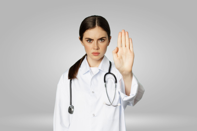 serieux-recherche-jeune-femme-medecin-travaillant-dans-clinique-medicale-montrant-interdiction-arreter-geste-interdisant